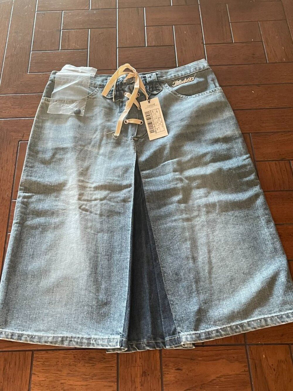 Super rare early 2000s Y2K gem! This Block 60 by Gilmar (Italy) denim skirt